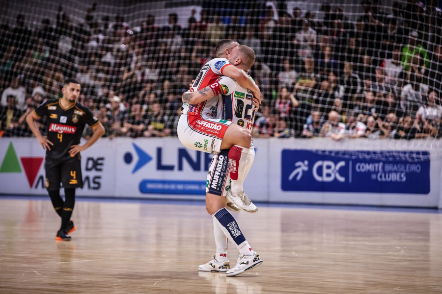 Cascavel goleia o líder Magnus diante da torcida e sobe na tabela da LNF